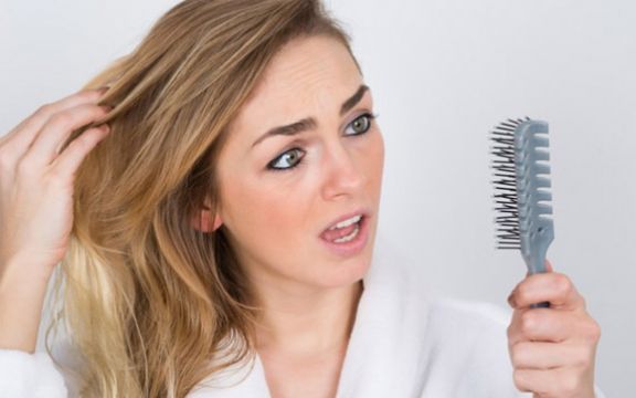 Opadanje kose u jesen je kod žena čest problem, kako ga sprečiti?