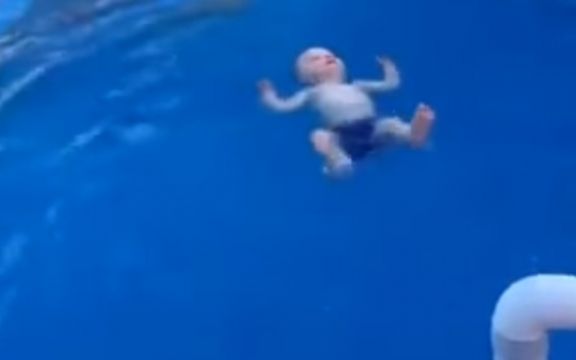 Neverovatno: Ovako beba od devet meseci pliva potpuno sama! VIDEO