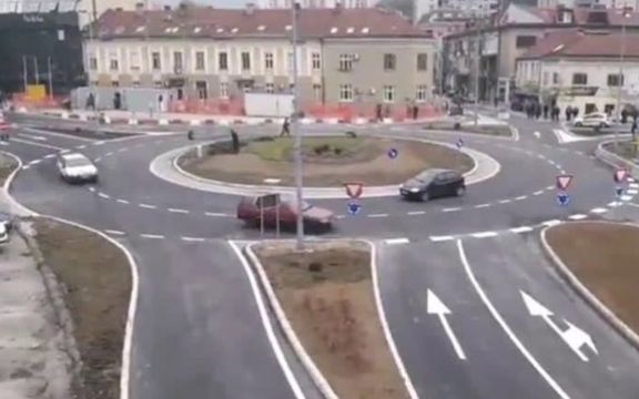 Užičani dobili prvi kružni tok: Jedan vozač napravio pometnju i sve nasmejao! VIDEO
