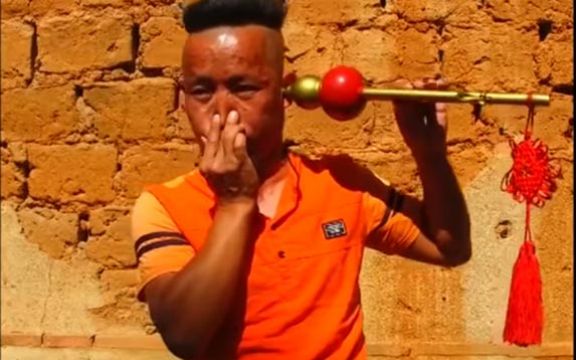 Možete li da verujete: Ovaj čovek pije vodu kroz sopstvene uši! (VIDEO)