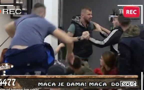 Zadruga: Tuča u rijalitiju! Janjuš nasrnuo na duplo nižeg Čolaka! (VIDEO)