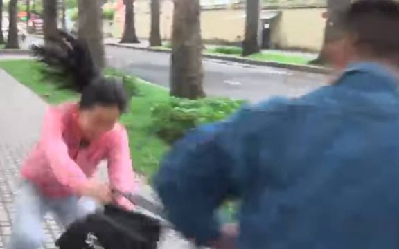 Evo kako na ulici sačuvati torbu od lopova! (VIDEO)