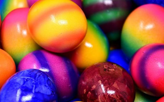 Dilema oko farbanja jaja: Farbati ih na Veliki četvrtak ili Veliki petak?! (VIDEO)