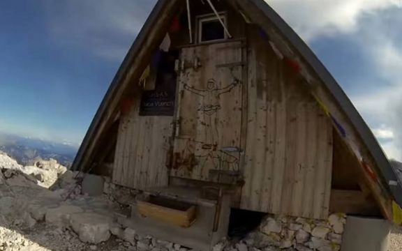 Kuća na krovu Evrope, a smeštaj besplatan ako stignete do nje! (VIDEO)