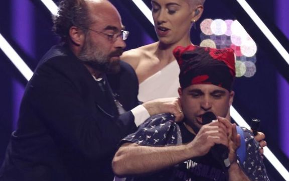 Evrovizija 2018: Skandal na sceni! Oteo mikrofon i uzviknuo - Nacisti! (VIDEO)