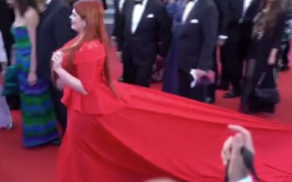 Prošetala je u dugoj haljini crvenim tepihom, a onda u sekundi ostala u gaćicama! (VIDEO)
