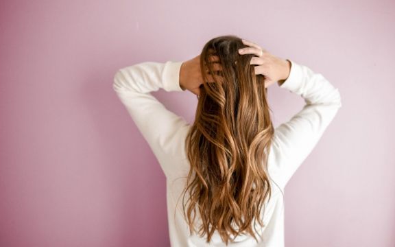 Šampon za suvo pranje kose: Sve što treba da znate o pravilnoj upotrebi
