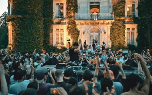 Svetski muzički trend stiže u Srbiju: Lovefest Court 5. jula na Belom Dvoru