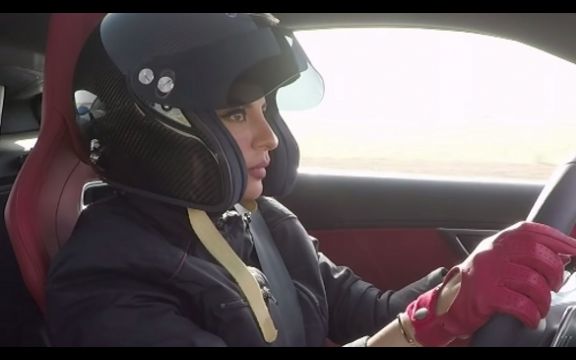 Obeležila ukidanje zabrane vožnje za žene u Arabiji: Prelepa Asil sela za volan Formule!