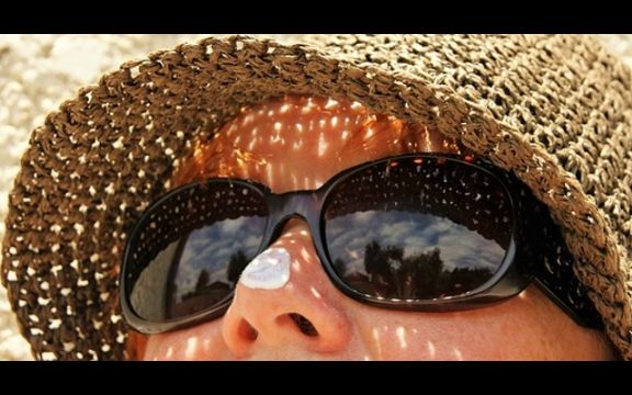 LETO 2018: Kako kremama za sunčanje produžiti rok!