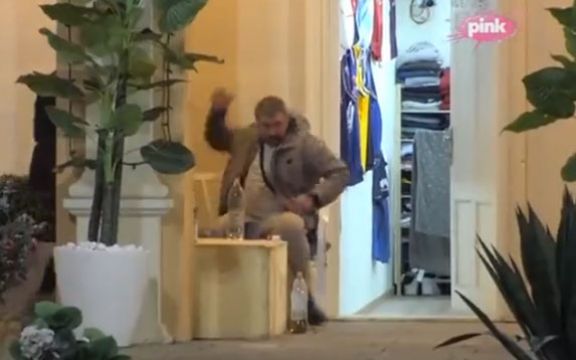Zadruga 2: Jeziva scena!!! Miki Đuričić udarao sebe kamenom u glavu! (VIDEO)
