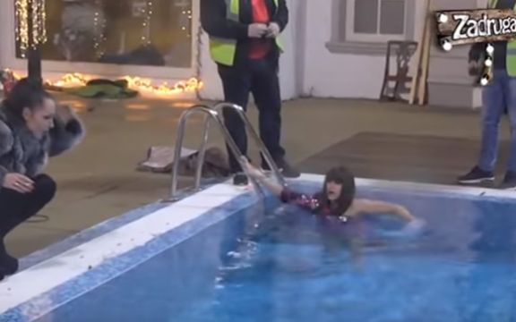 Zadruga 2: Miljana psovala i vređala Zolu, a onda skočila u bazen! (VIDEO)