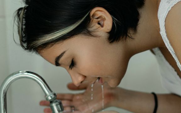 Micelarna voda: Dermatolog otkriva greške koje žene prave pri upotrebi! 