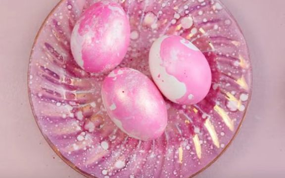 Farbanje jaja: Metalik boja uz pomoć maslinovog ulja i alkohola! (VIDEO)