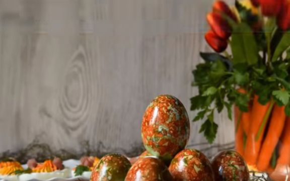 Mermerna jaja bez margarina! Samo lukovina i zelena boja! (VIDEO)