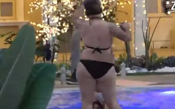 Matora se skinula u kupaći i pokazala svoje telo! (VIDEO)
