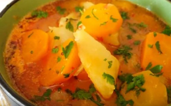 Posni krompir paprikaš! Sa ovakvim jelom nije teško postiti! (VIDEO RECEPT)
