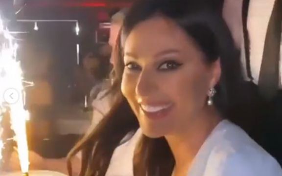 Ceca Ražnatović proslavila rođendan! Đuskala sa prskalicom! (VIDEO)