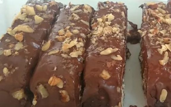 Čokoladni kolač, gotov za deset minuta! (VIDEO RECEPT)