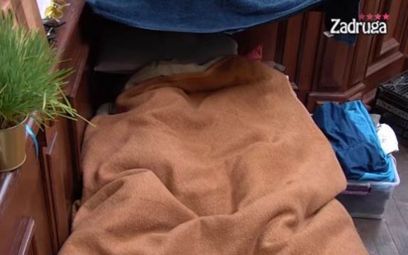 Čorba napravio sklonište u pabu! Ponovo akcija ispod pokrivača! (VIDEO)