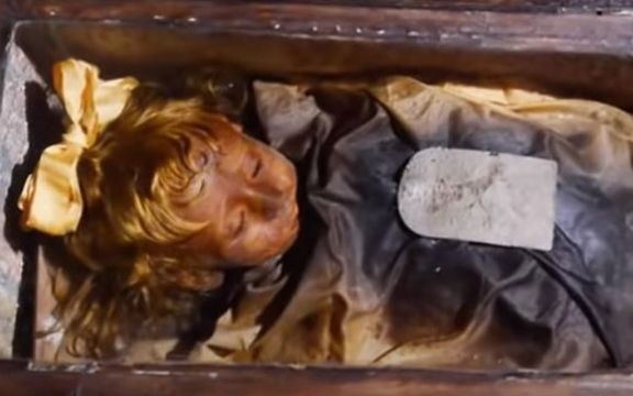 Mumija devojčice otvara i zatvara oči! Šta se krije iza ove priče? (VIDEO)