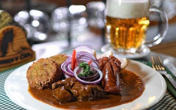Mađarski gulaš: Jedno od napopularnijih jela s mesom na svetu! (RECEPT)