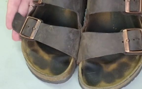 Sandale ili papuče na sebi imaju prljave otiske? Trik da izgledaju kao nove!