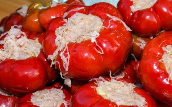 Kako kiseliti paprike punjene kupusom, bez vinobrana i konzervansa?