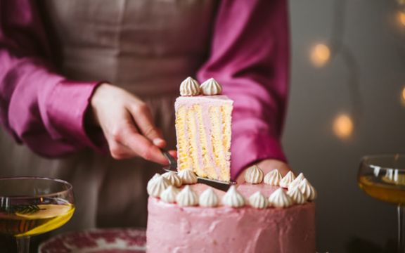 Obrnuta roze torta sa malinama! Savršenstvo! (RECEPT)