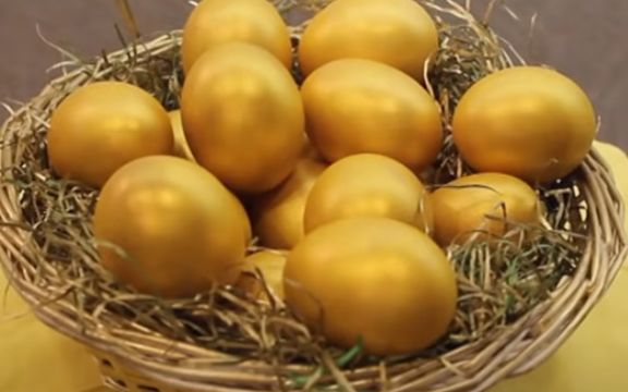 Kako ofarbati jaja za Vaskrs? Možda su zlatna jaja odlična ideja! (RECEPT)