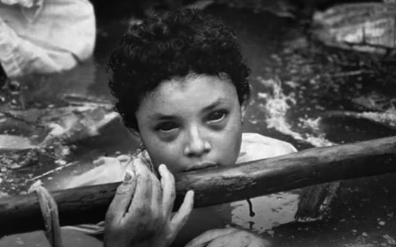  Potresna fotografija koja je obišla svet! Smrt devojčice kojoj nije bilo pomoći! (VIDEO)