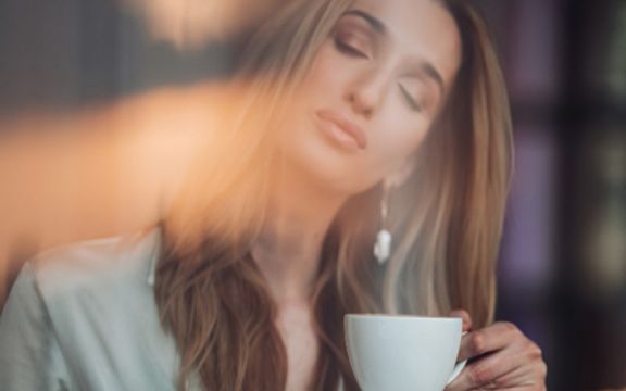 Ispijanje kafe rano ujutro loše deluje na hormonalni balans i kilograme!