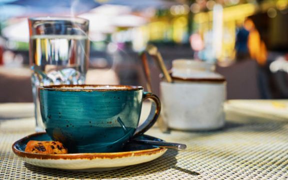 Zašto se služi voda uz kafu u kafićima i restoranima?!