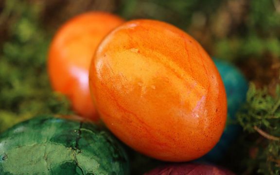 Farbanje jaja za Vaskrs u najlepšu narandžastu boju! (RECEPT)