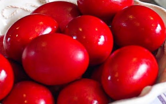 Farbanje Vaskršnjih jaja u crvenu boju! Osigurajte da boja uspe (RECEPT)