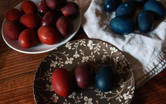 Farbanje vaskršnjih jaja prirodnim bojama! (VIDEO)