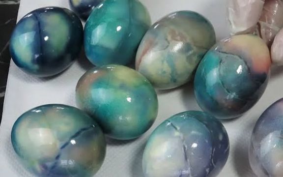 Kreativno farbanje: Mramorna vaskršnja jaja! (VIDEO)