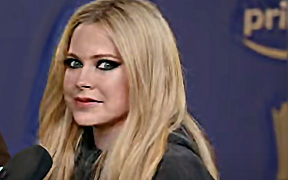 Teorija zavere oko pevačice Avril Lavinj!