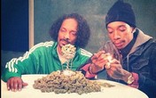 Snoop Dogg na snimanju spota pozirao uz brdo marihuane