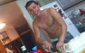 Pogledajte: Golišavi Dinča sprema večeru! (Foto)