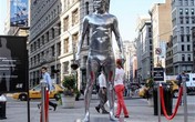 Srebrna statua Dejvida Bekama u Njujorku (Foto)