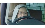 Kraljica Elizabeta u devetoj deceniji života lovi tetrebe i vozi rendž rover (Video)