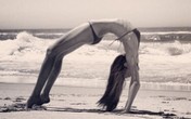 Miranda Ker vežba na plaži: Otvorite svoje srce, leto je! (Foto)