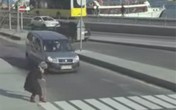 Evo šta se dogodi kada propustite baku na pešačkom prelazu (Video)