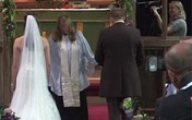 Ovako izgleda kada sveštenik zaigra na venčanju (Video)