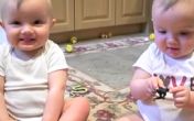 Neodoljivo: Ovako blizanci imitiraju tatu! VIDEO