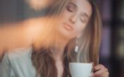 Ispijanje kafe rano ujutro loše deluje na hormonalni balans i kilograme!