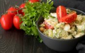 Sočna krompir salata! Možete je koristiti imkao glavno jelo! (RECEPT)