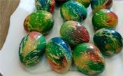 Farbanje uskršnjih jaja pomoću starog ruskog trika: Potrebno je samo dve boje (VIDEO)