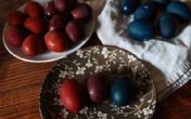 Farbanje vaskršnjih jaja prirodnim bojama! (VIDEO)